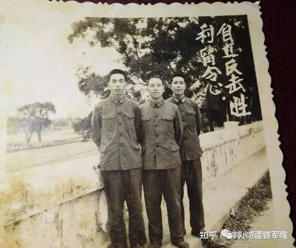 1979年战区留影左起:王万中(八连长),邓罗生(三营长),彭振汉(八连副