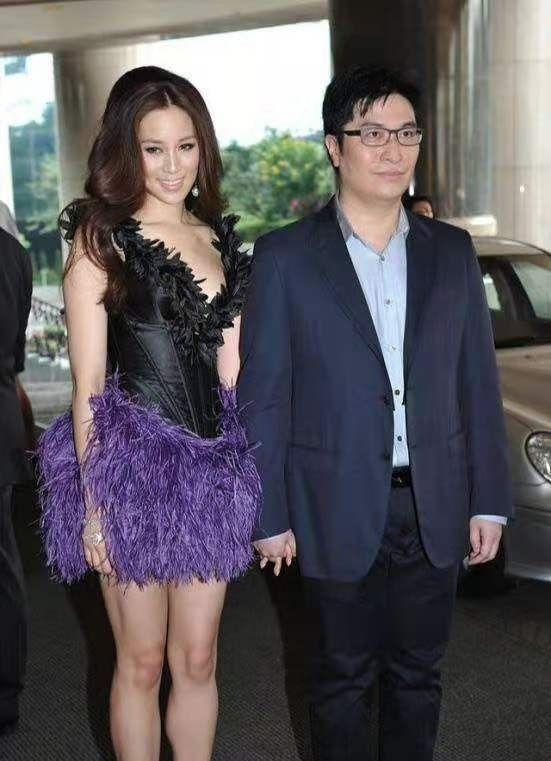 徐子淇穿衣真大胆在老公面前穿深v羽毛短裙好身材藏不住