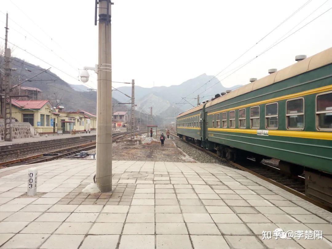 这条线路从门头沟站出发,沿永定河西南岸的山崖北上,在龙泉雾上山,稍