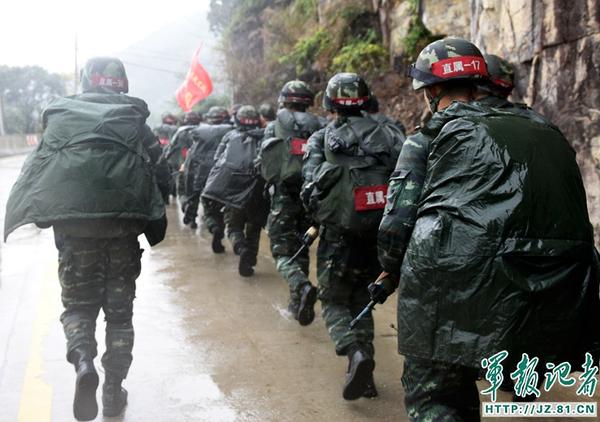 但是建议撤后勤和参谋的职(看下面三张解放军雨中行军,这专门的防雨