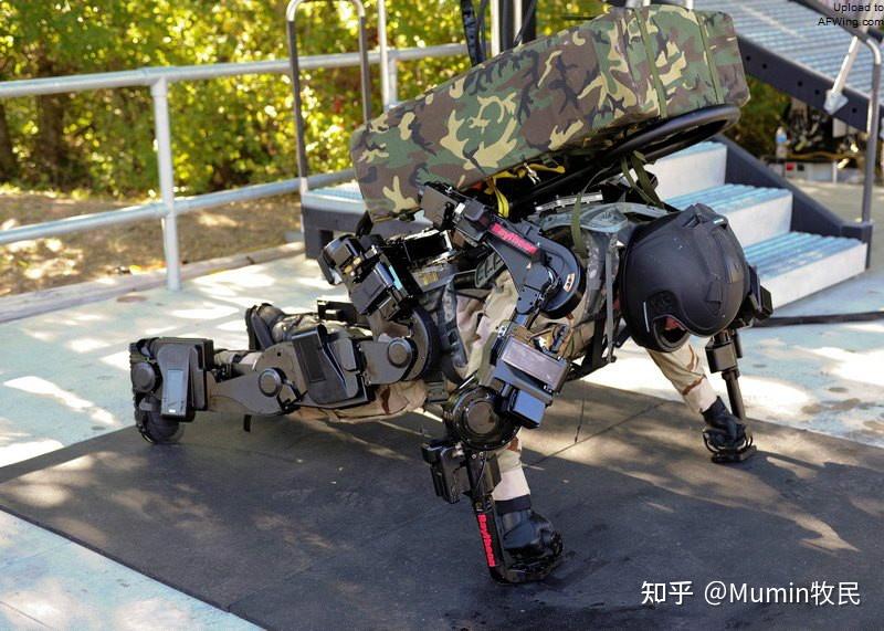 提高单兵作战能力的目的,提出"外骨骼机器人"的概念