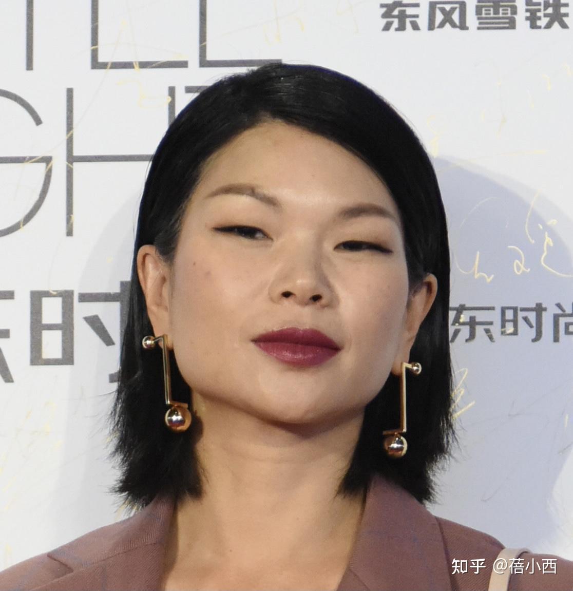 丑模吕燕真是逆袭的代表穿西装配阔腿裤干练大气很有派头
