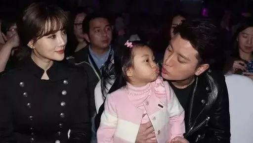 李小璐疑似出轨对孩子来说父母爱不爱假装不来