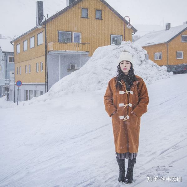 有两个小女孩热情地跟我们说"欢迎来到挪威",笑容在冰天雪地中融化了