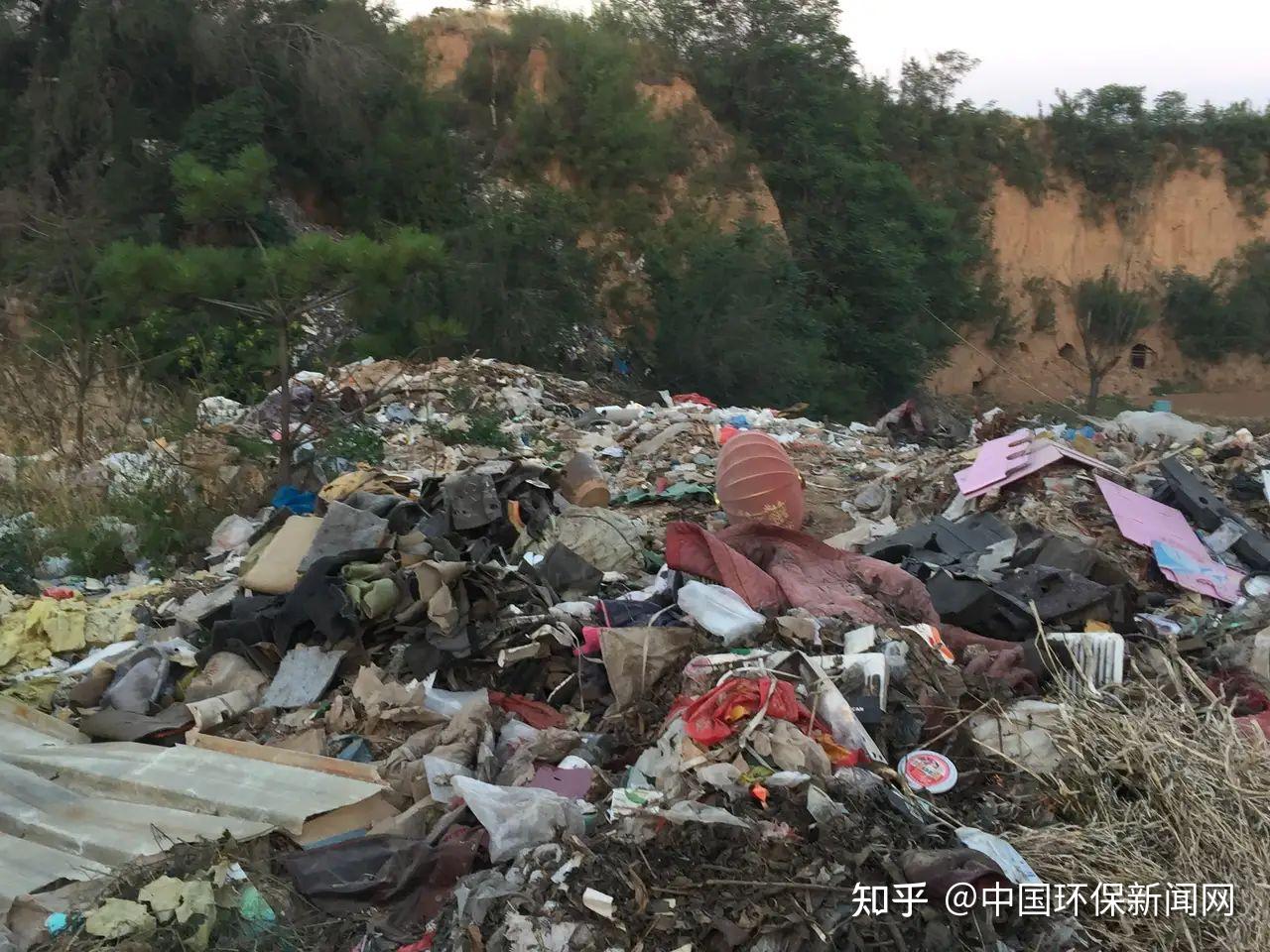 绛县郝庄乡农村人居环境脏乱差乡道沿线垃圾随意倾倒堆积如山填满沟底