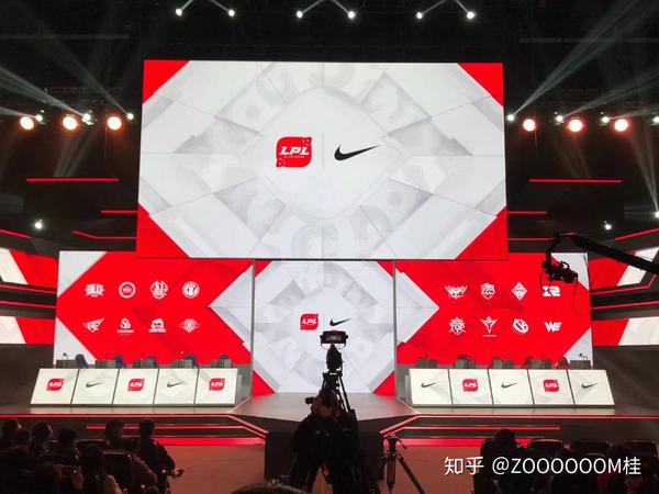 lpl和nike合作的发布会中,大屏幕里就两个logo,这是nike对自己品牌