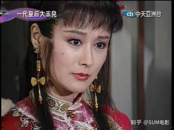 而在28年前,43岁的潘迎紫,出演经典古装剧《一代皇后大玉儿》,成为了