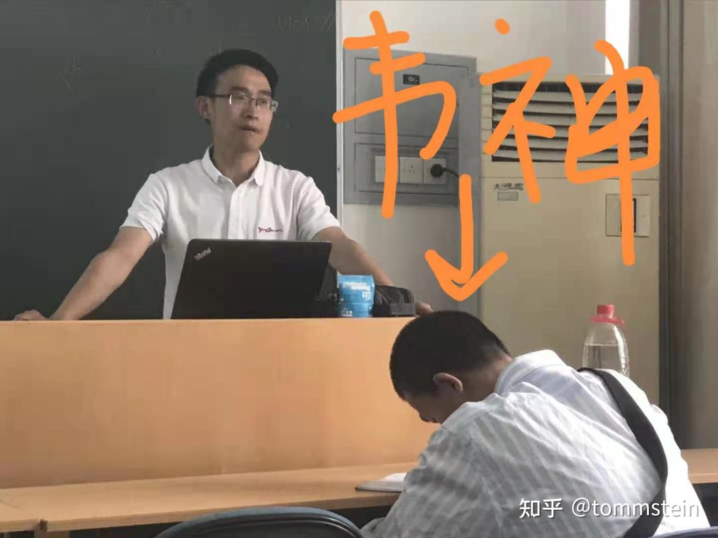 网友质疑北大老师韦东奕教学水平呆板有观点称北大学生无需生动的讲解