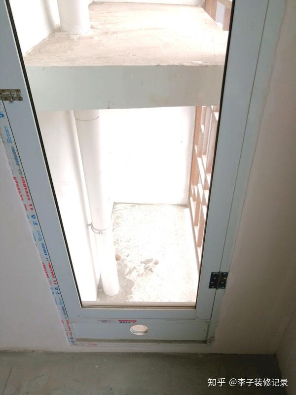 阳台处空调检修口平齐墙面,贴瓷砖不能收口