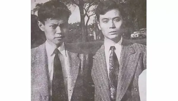 (年轻时的杨振宁左一和邓稼先)