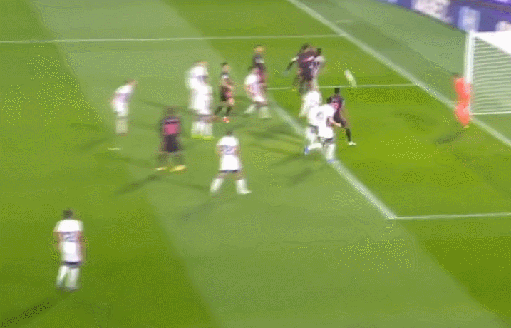 莫德里奇前场断球后直塞,马里亚诺小角度低射破门,但越位在先进球无效