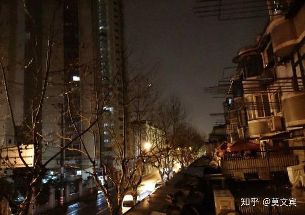 (2月12日凌晨回到小区拍摄的街道夜景)