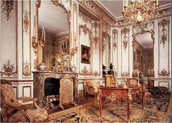 路易十五风格主要从其轻巧性及不对称性上区别于巴洛克风格.