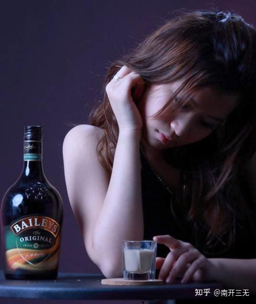 颜体写歌词:泪蛋蛋掉在酒杯杯里.