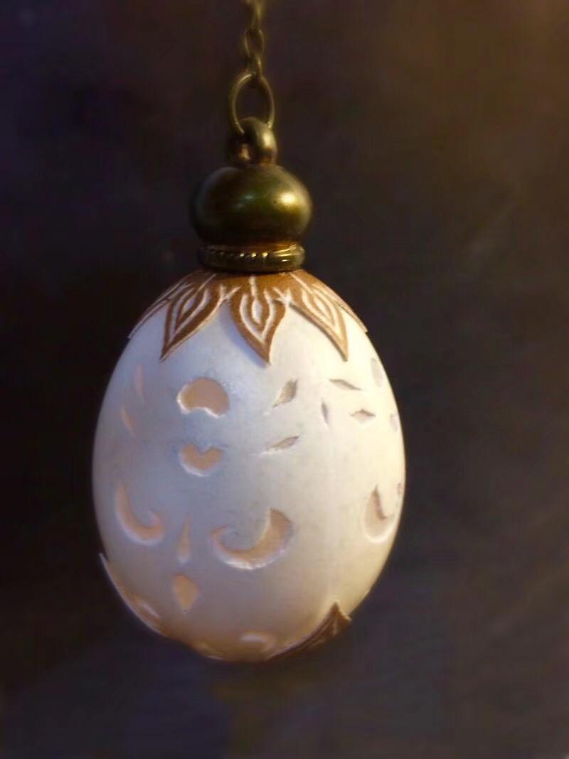 <p>用鸡蛋壳做了一个结魄灯.用了一个红壳鸡蛋和一个白壳鸡蛋.