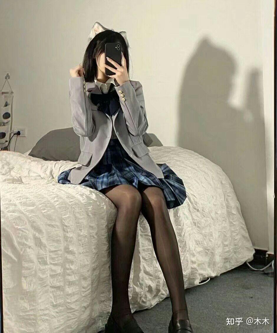 那种穿衣很透能看到内衣的那种这么穿的女人是什么心态难道自己不知道