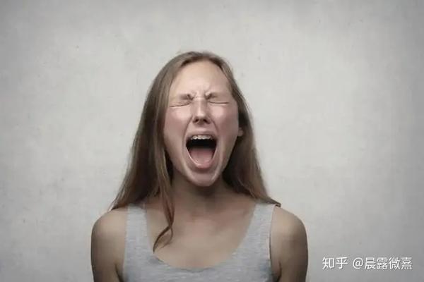 女子全裸大闹健身房,还殴打教练,网友:真恶心.