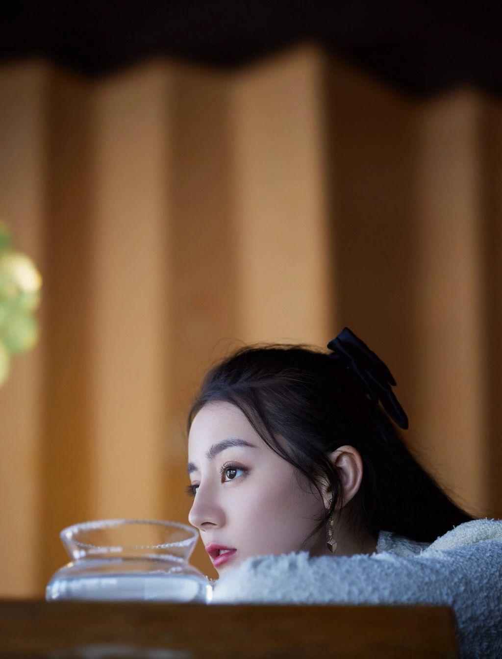 迪丽热巴壁纸:《最美表演》美图请查收,2021致敬勇敢的你