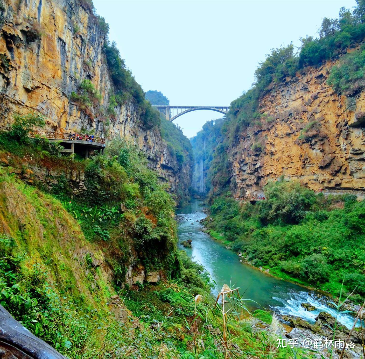 兴义马岭河峡谷风景区离市区东北4公里处,是7000万年前地壳运动拉开的