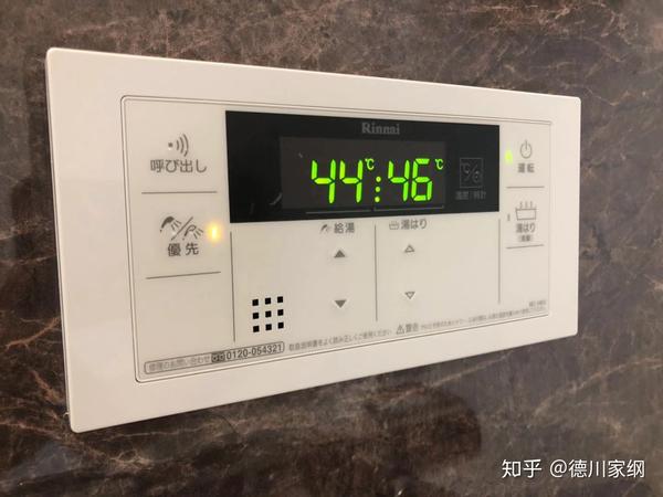 燃气热水器在浴室内外都能控制,外面墙上的控制面板我就不拍了,跟这块