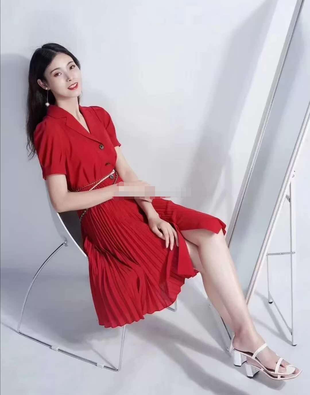 红色连衣裙搭配什么颜色鞋子