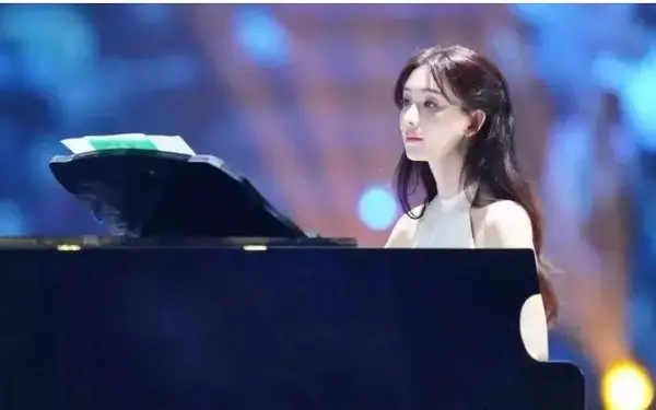 弹琴时的她,娴静美丽,优雅自如.