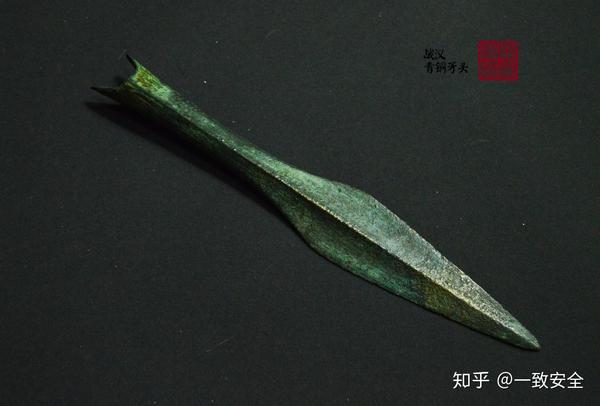 青铜矛也有很多分类,例如双耳矛