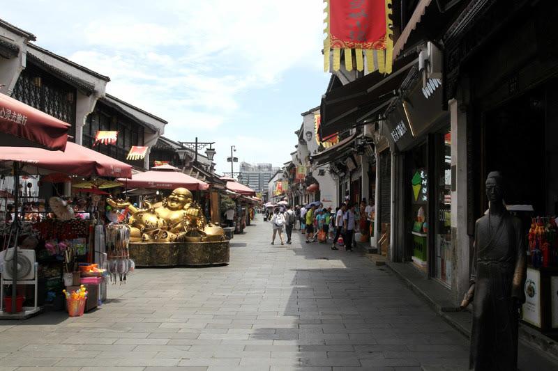位于浙江省杭州市上城区的清河坊,是杭州唯一保存较为完整的老街区