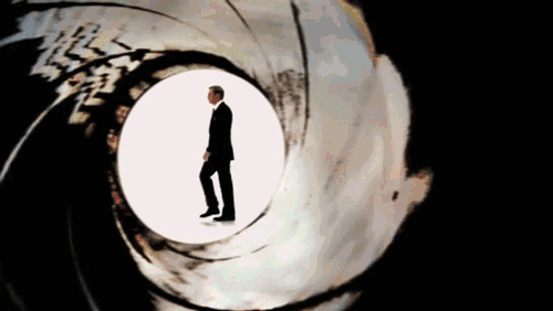 007迷一定知道,电影中军情五处的logo是经典的枪膛片头画面,兴许身材