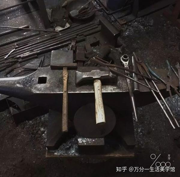 成田理俊打铁的工具 没有工业抛光的亮度,黑底上隐约掺杂着青绿的