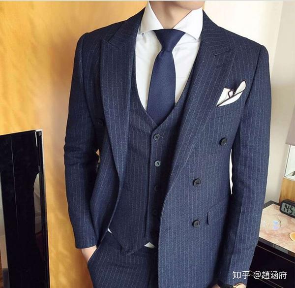 双排扣西装礼仪: 扣上中间排的扣子,因为双排扣的前片较宽较重,敞开
