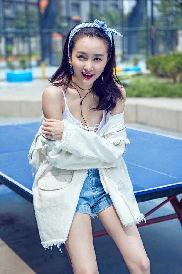 一对酒窝,一双大眼睛,甜笑迷人,气质脱俗,一颦一笑皆仙女,可以说真是