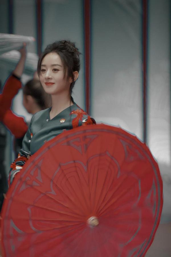 赵丽颖壁纸:国风旗袍配上俏皮丸子头,颖宝手摇红伞惊艳绝美!
