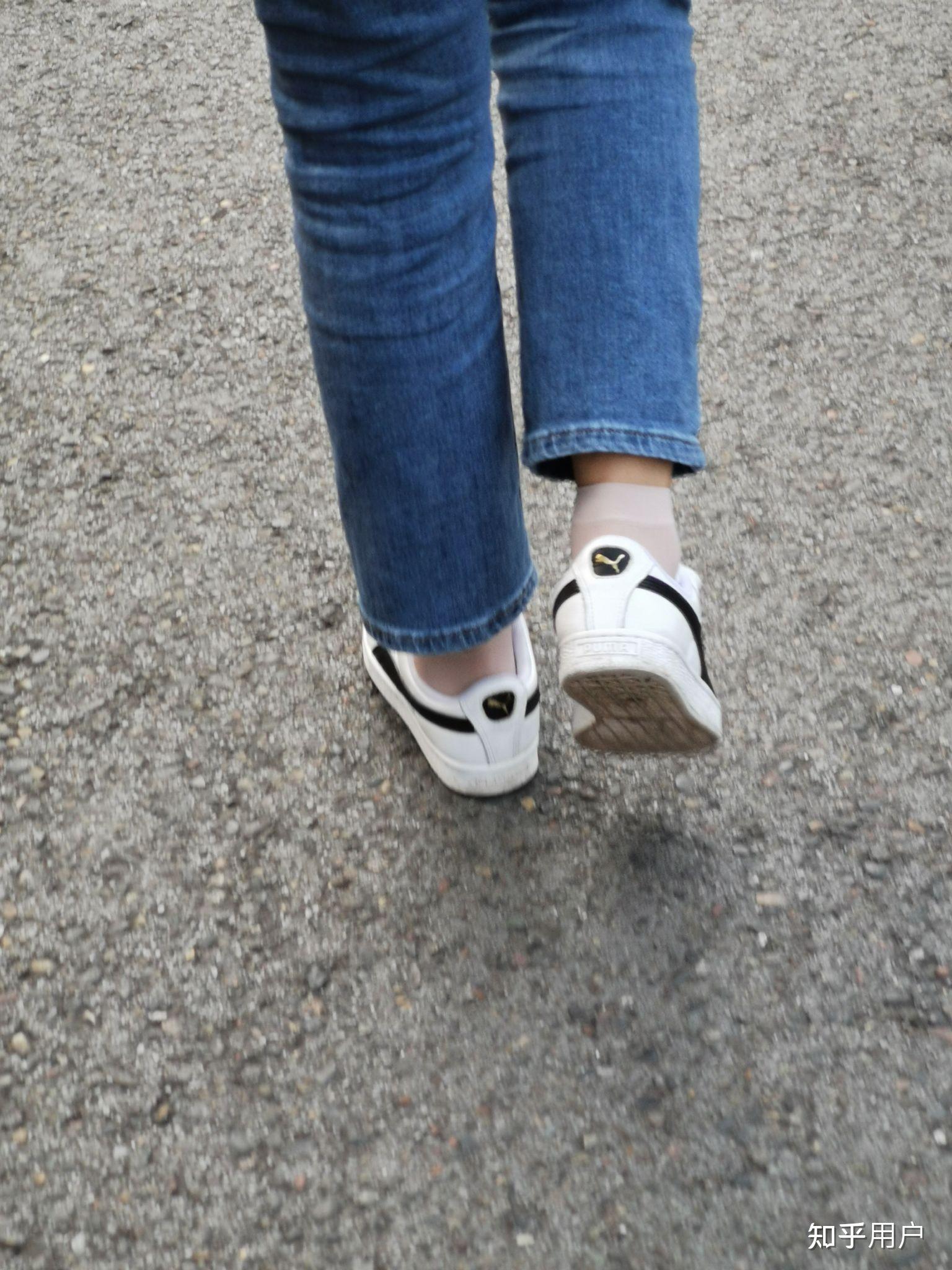 女生夏天穿运动凉鞋是穿袜子还是光脚