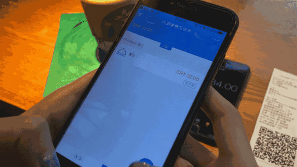 星巴克内上演极限挑战42秒完成电子发票报销流程