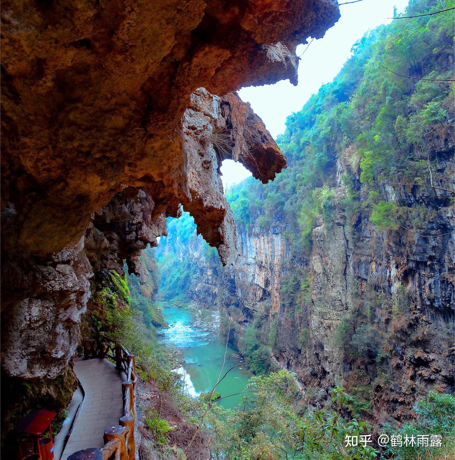 兴义马岭河峡谷风景区离市区东北4公里处,是7000万年前地壳运动拉开