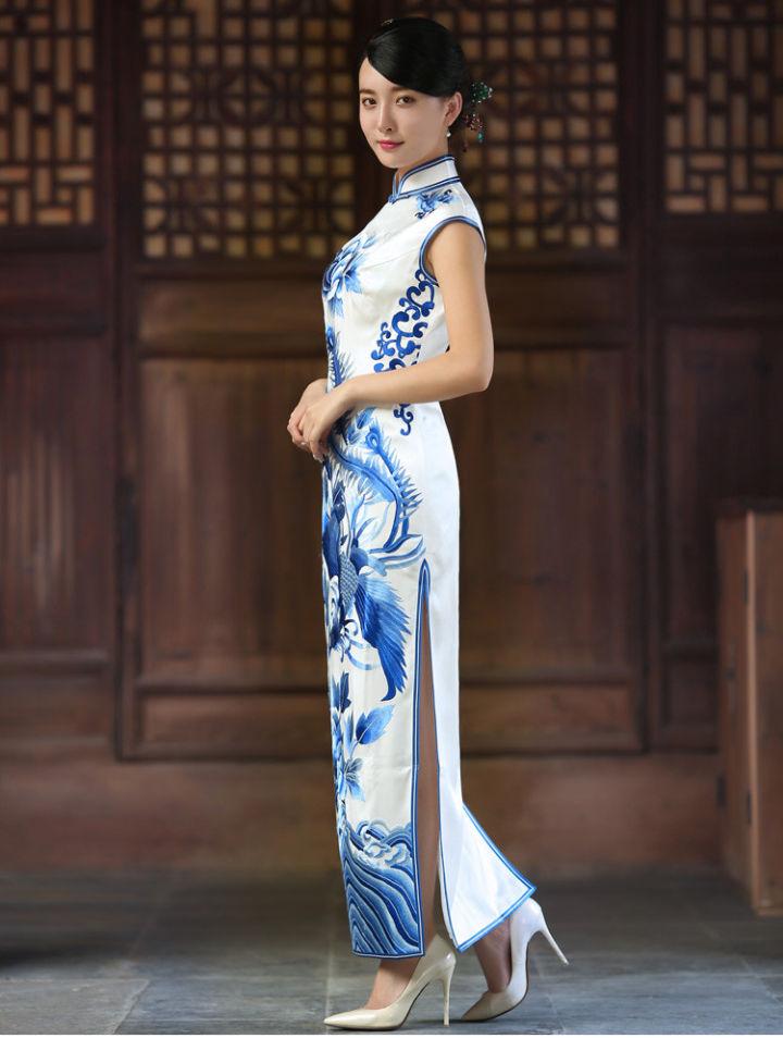 旗袍两边的开叉让女性的活动更加自由彰显东方女性的魅力