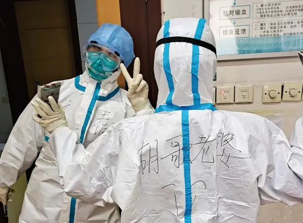 一名医护人员在防护服上给自己署名