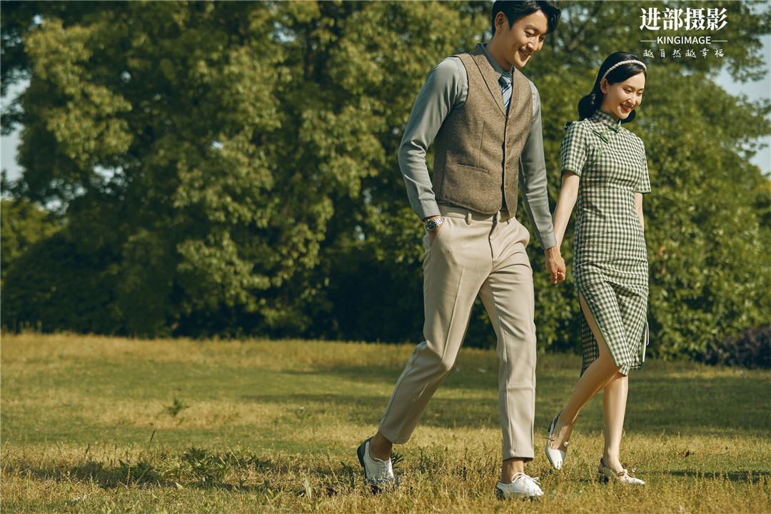 yyds 配合纪实风婚纱照,你们会更喜欢哪种婚纱照风格呢?