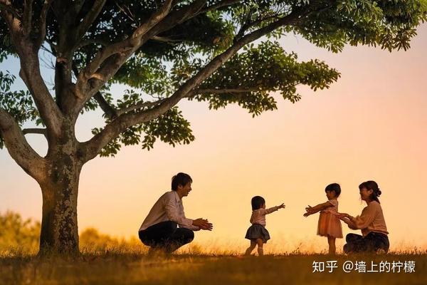 那时候他才意识到,原来他一直将镜头对准工作,没有时间陪伴家人.