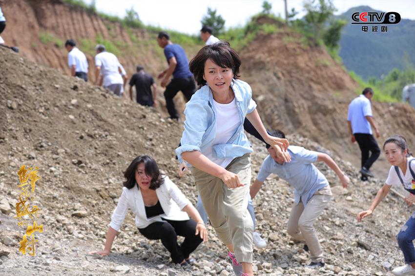 鲜花盛开的山村央八热播女一王嘉演绎飒爽村主任