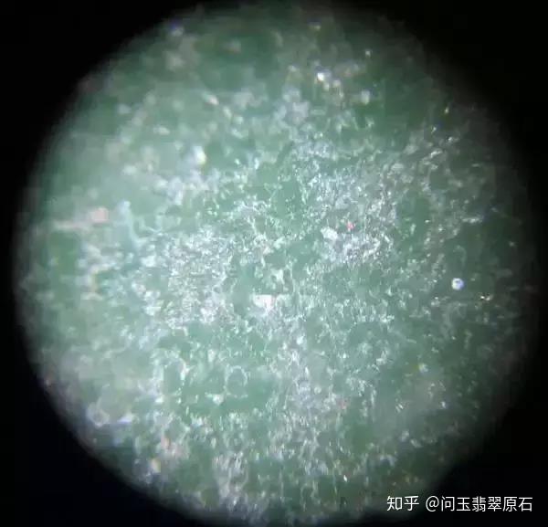 "苍蝇翅"并不是像苍蝇的翅膀,而只是翡翠在灯光下,它表层会出现一个个
