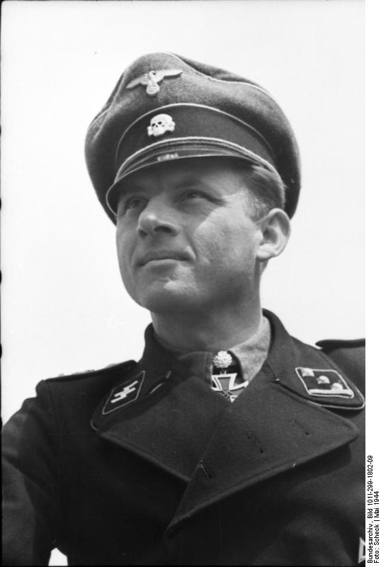 1944年5月为纳粹德国拍摄宣传照时身着黑色党卫军装甲兵制服的魏特曼