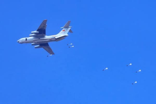 令人感动她用这些心里话向空降兵成立70周年献礼