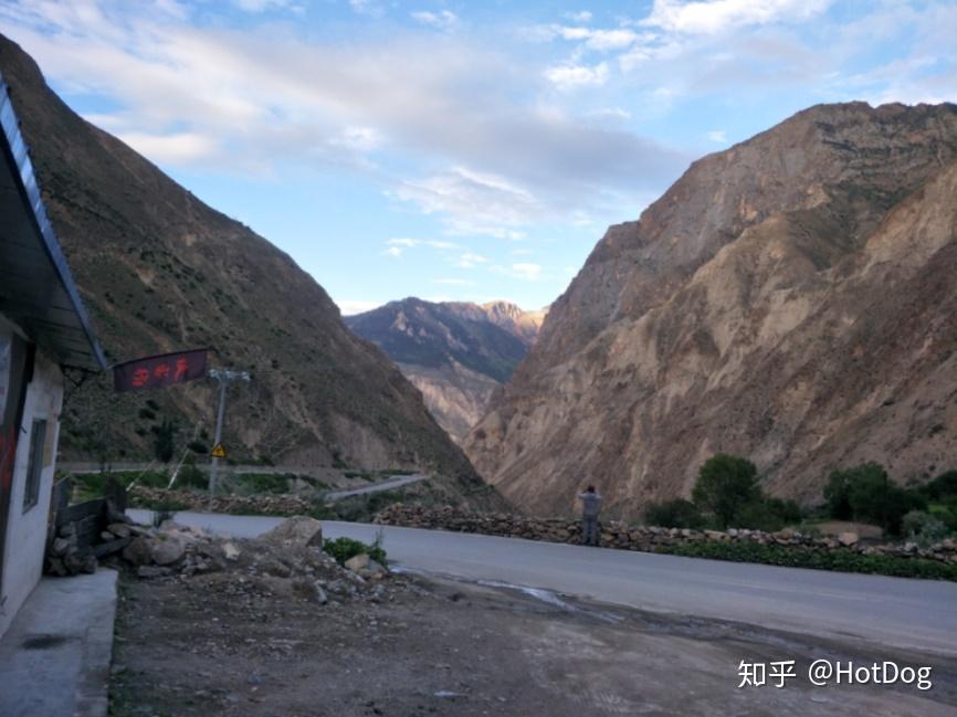 怒江,怒江公路捡到一只小鸟,怒江旁边的茶马古道,看见不知名的果实,偷