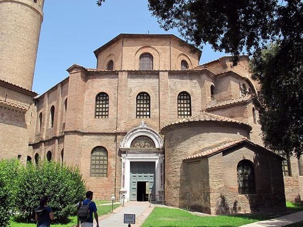 圣维塔尔教堂 (basilica di san vitale) 圣维塔尔教堂(圣维他雷大