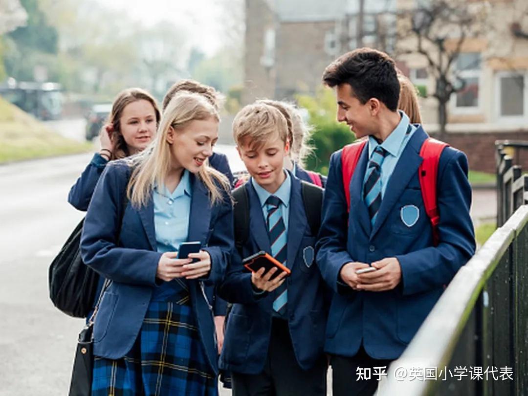 英国学生通常都要穿校服上学.