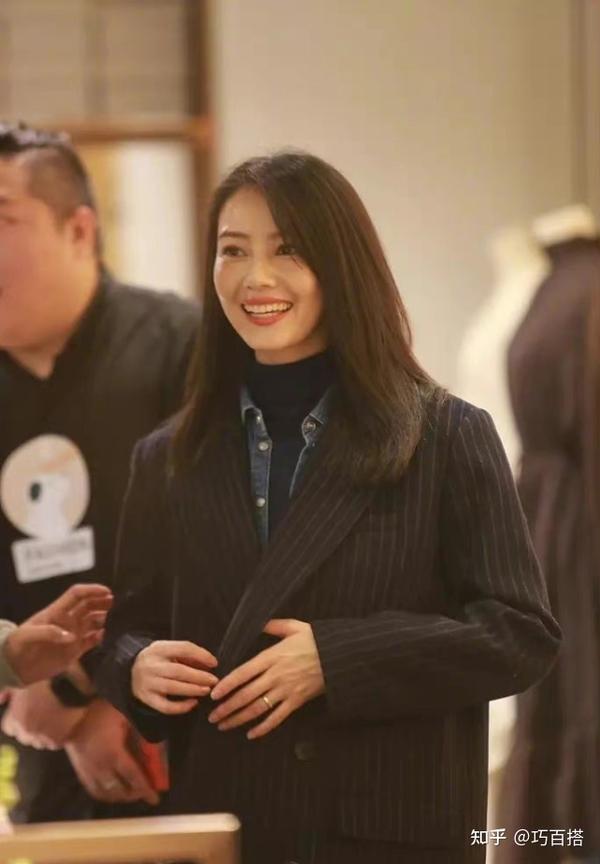 高圆圆私服穿搭范太正了,知性优雅又有女人味,美得让人移不开眼