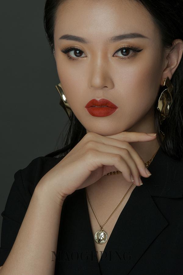 御姐风妆容,不特意迎合别人,自需自成风格