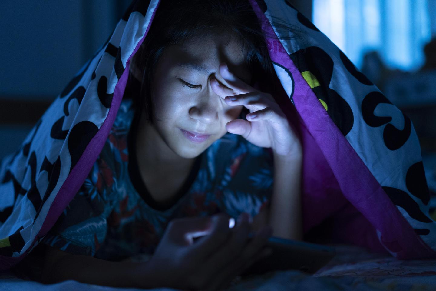 又熬夜刷剧了,眼睛还要不要了?